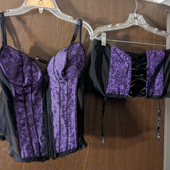 Dreamgirl Other - Bustier, garter belt and free stocking set